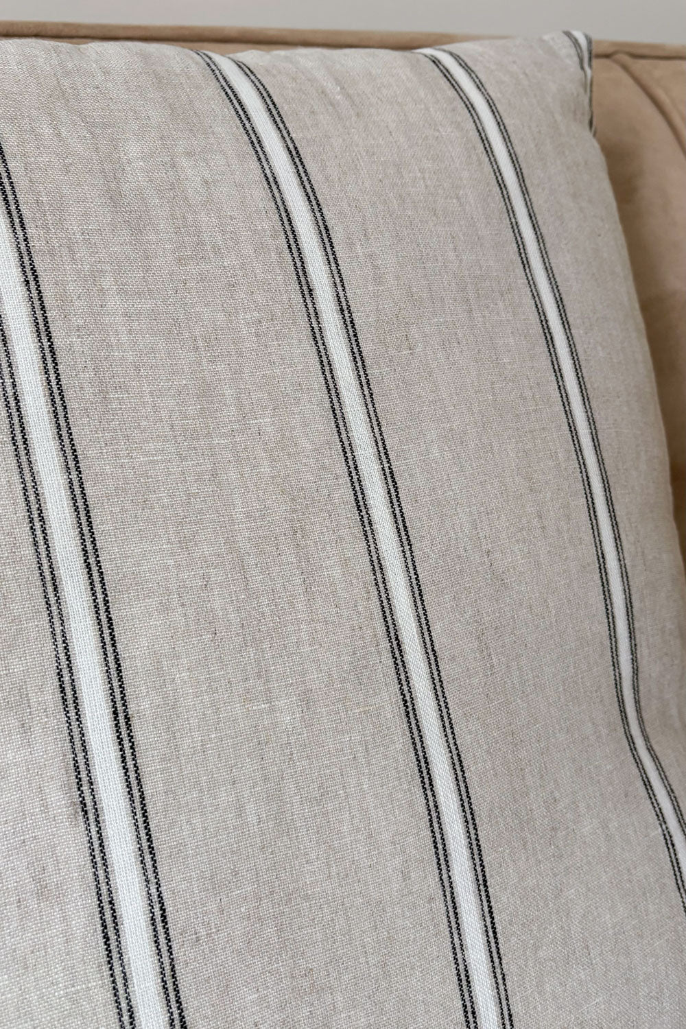 Detalle Cojín Cuadrado De Lino Con Diseño De Rayas Gris Natural Cristina Oria 