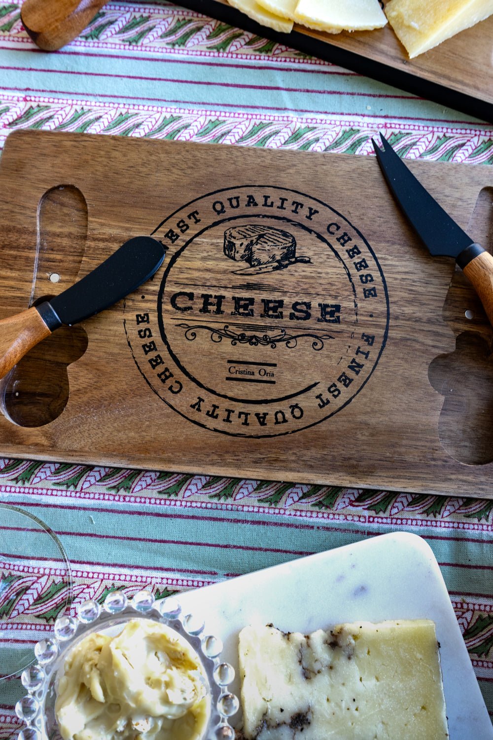 Detalle Cuchillos Tabla De Madera Para Quesos Con Dos Cuchillos Cristina Oria