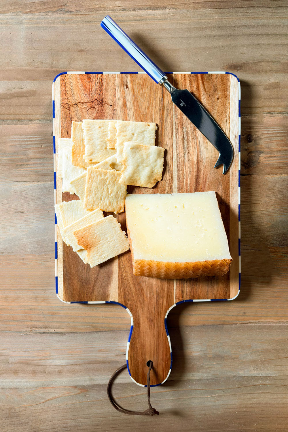 Tabla Rectangular De Acacia Con Borde De Resina Azul & Blanco Cristina Oria
