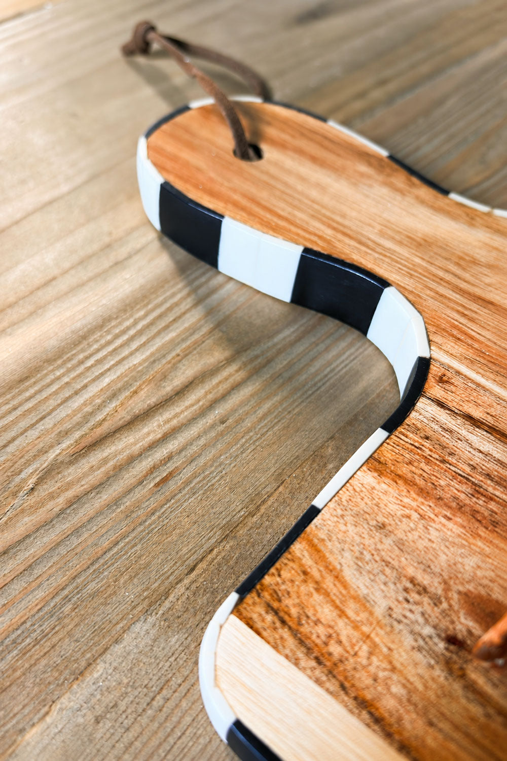 Mango Tabla Rectangular De Acacia Con Borde De Resina Negro & Blanco Cristina Oria