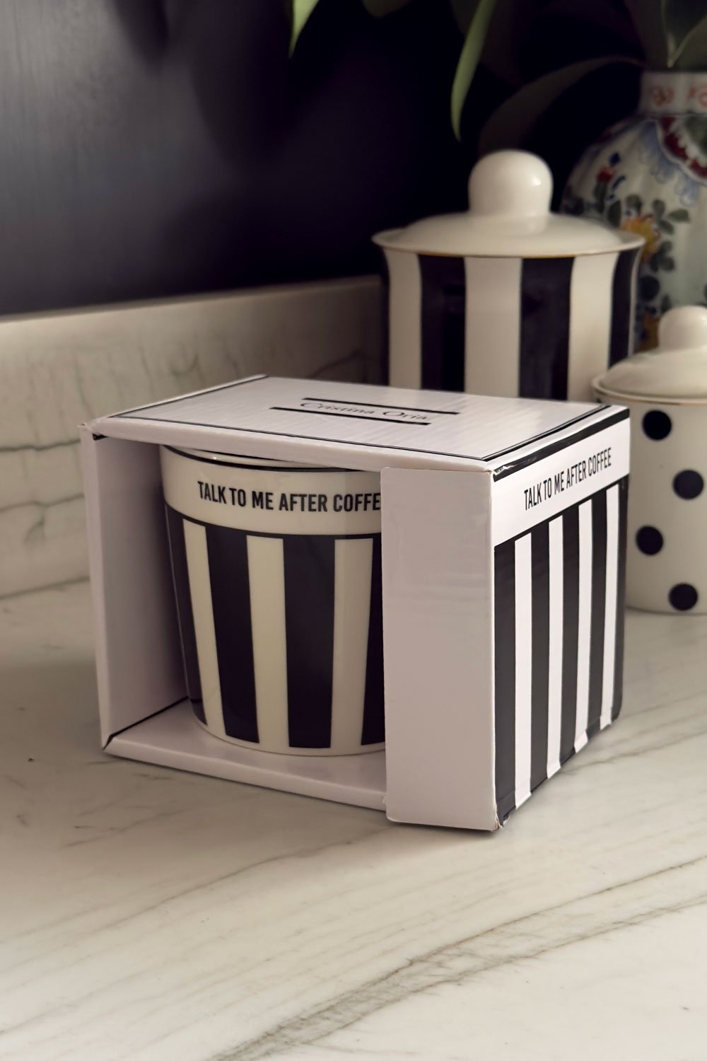 Detalle Caja Taza Blanca Y Negra "Talk To Me After Coffee" Cristina Oria 