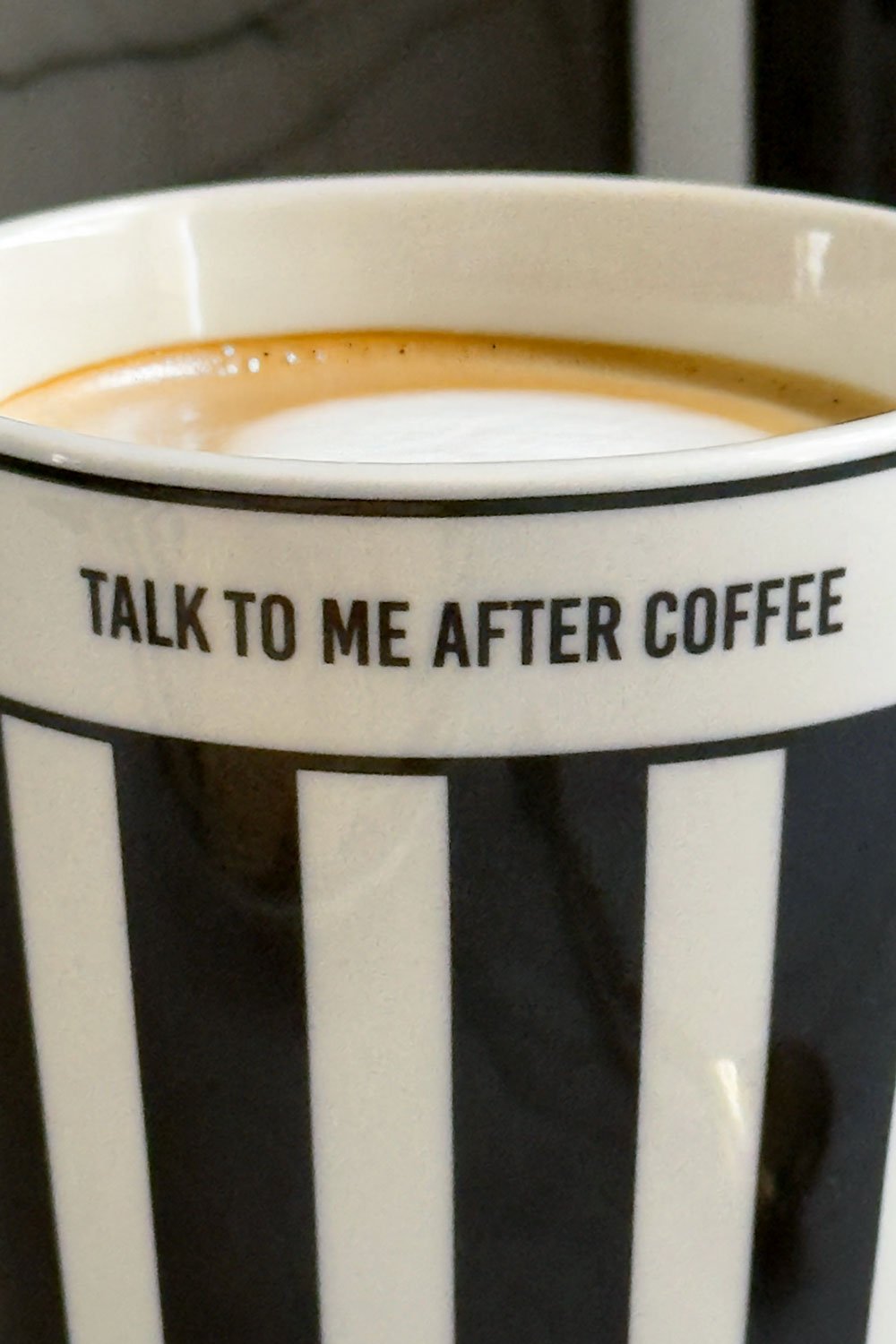 Detalle Taza Blanca Y Negra "Talk To Me After Coffee" Cristina Oria 