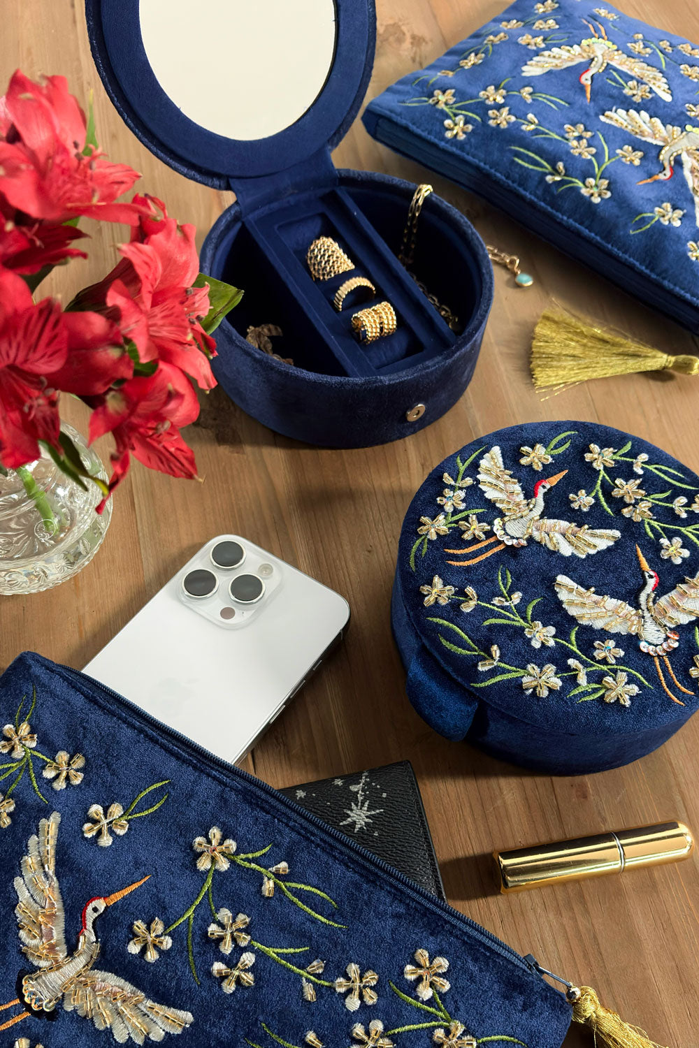 Cartera & Joyero Redondo De Terciopelo Azul Con Grullas Y Flores Bordadas Cristina Oria