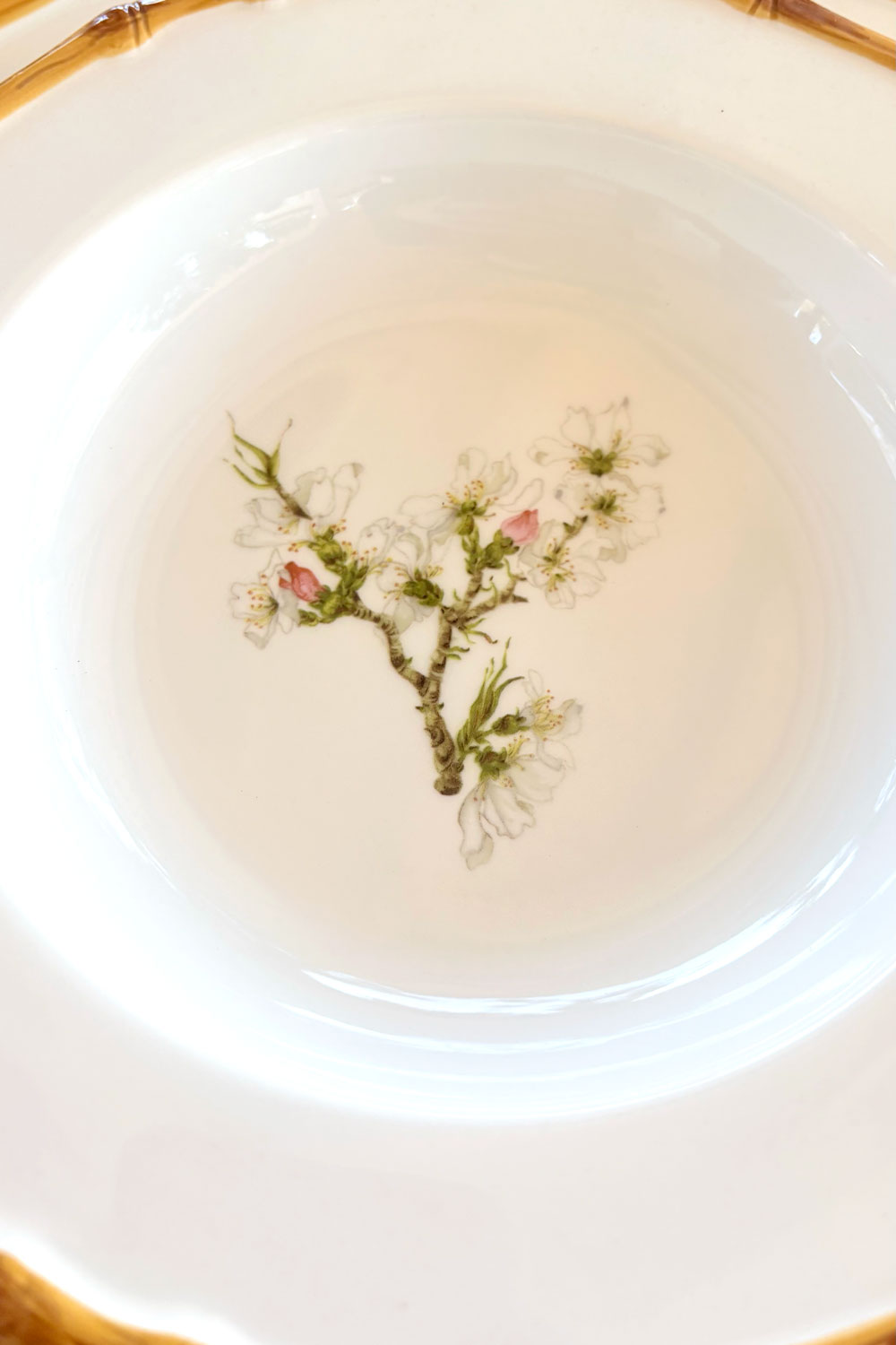 Detalle Flor Plato Hondo Diseño Bambú & Flor Almendro Cristina Oria 
