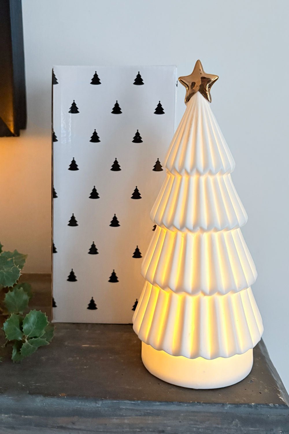 Detalle Caja Árbol De Porcelana Con Luz Led Y Estrella Grande Cristina Oria 