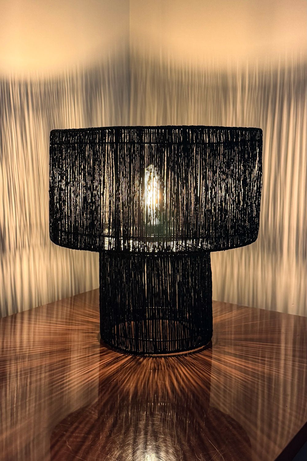 Luz Lámpara De Mesa Fibras Naturales Negra Cristina Oria