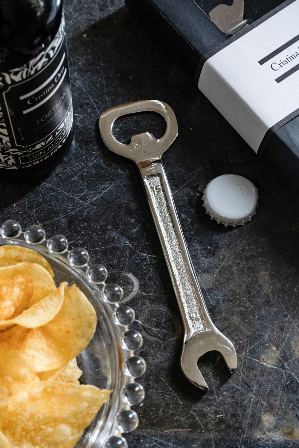 Flaschenöffner im Schraubenschlüssel-Design