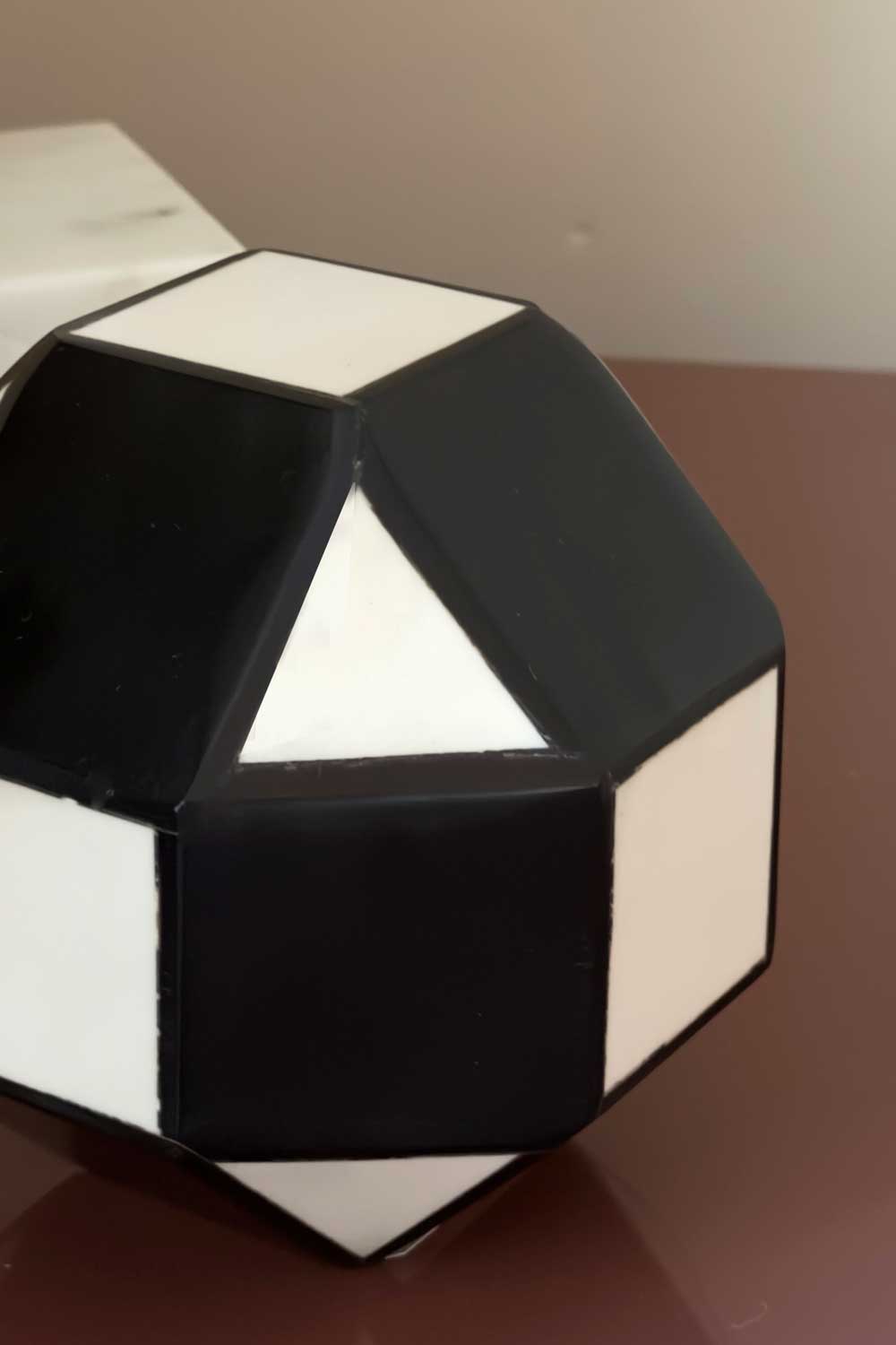 Esfera Decorativa De Resina Blanca Y Negra