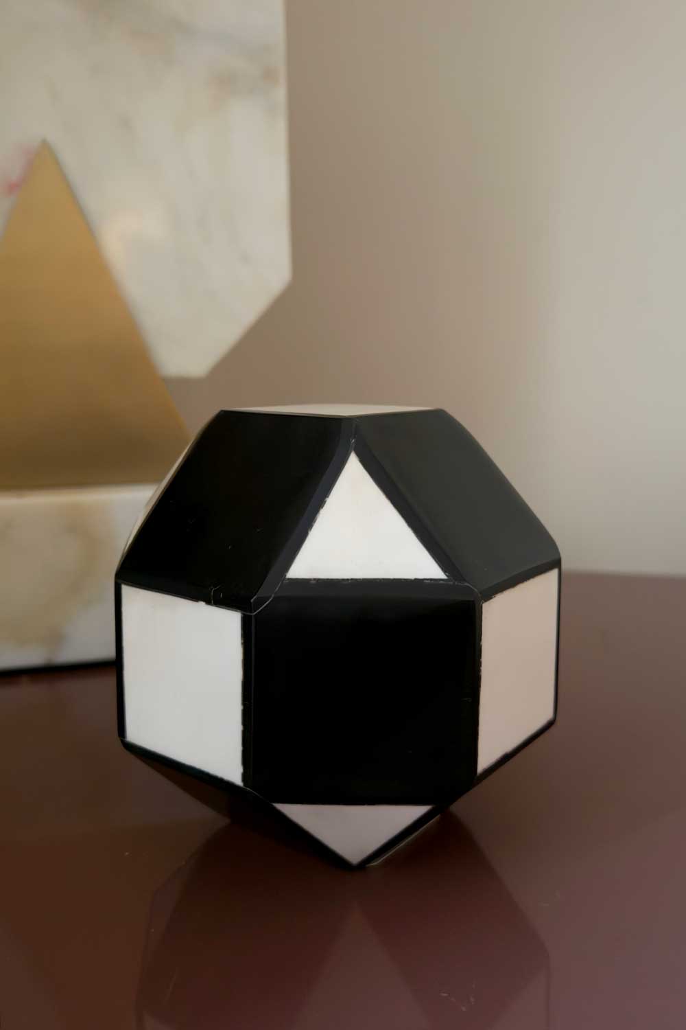 Esfera Decorativa De Resina Blanca Y Negra