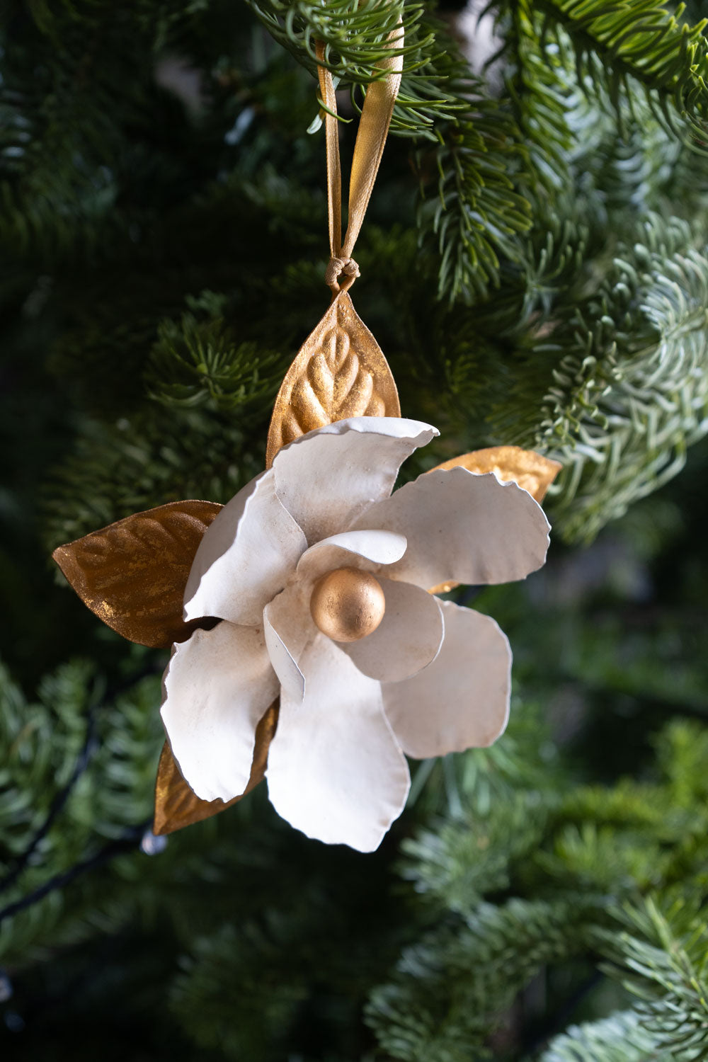 Detalle Árbol Adorno Dorado Y Blanco Flor Magnolia Cristina Oria