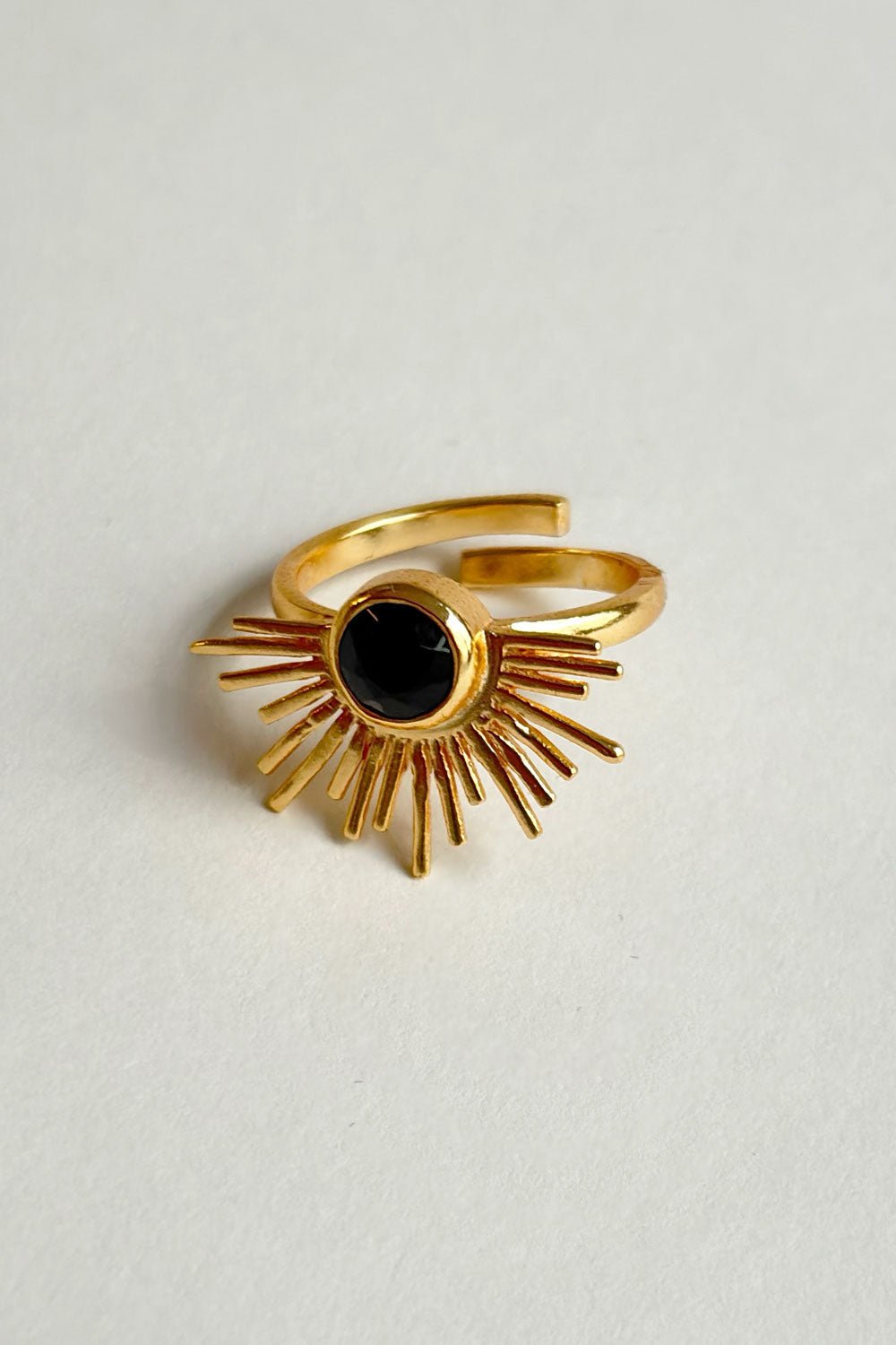Anillo Dorado Ajustable Con Diseño De Sol Y Onyx Negra Cristina Oria 