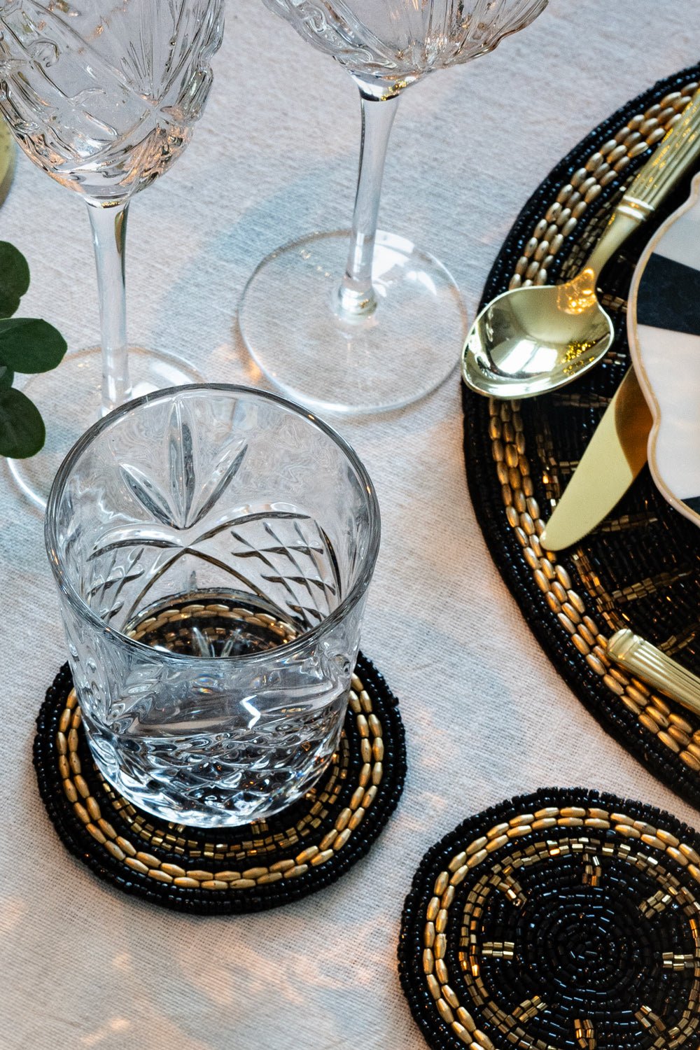 Schwarzer Untersetzer mit gestickten Golddetails | Untersetzer
