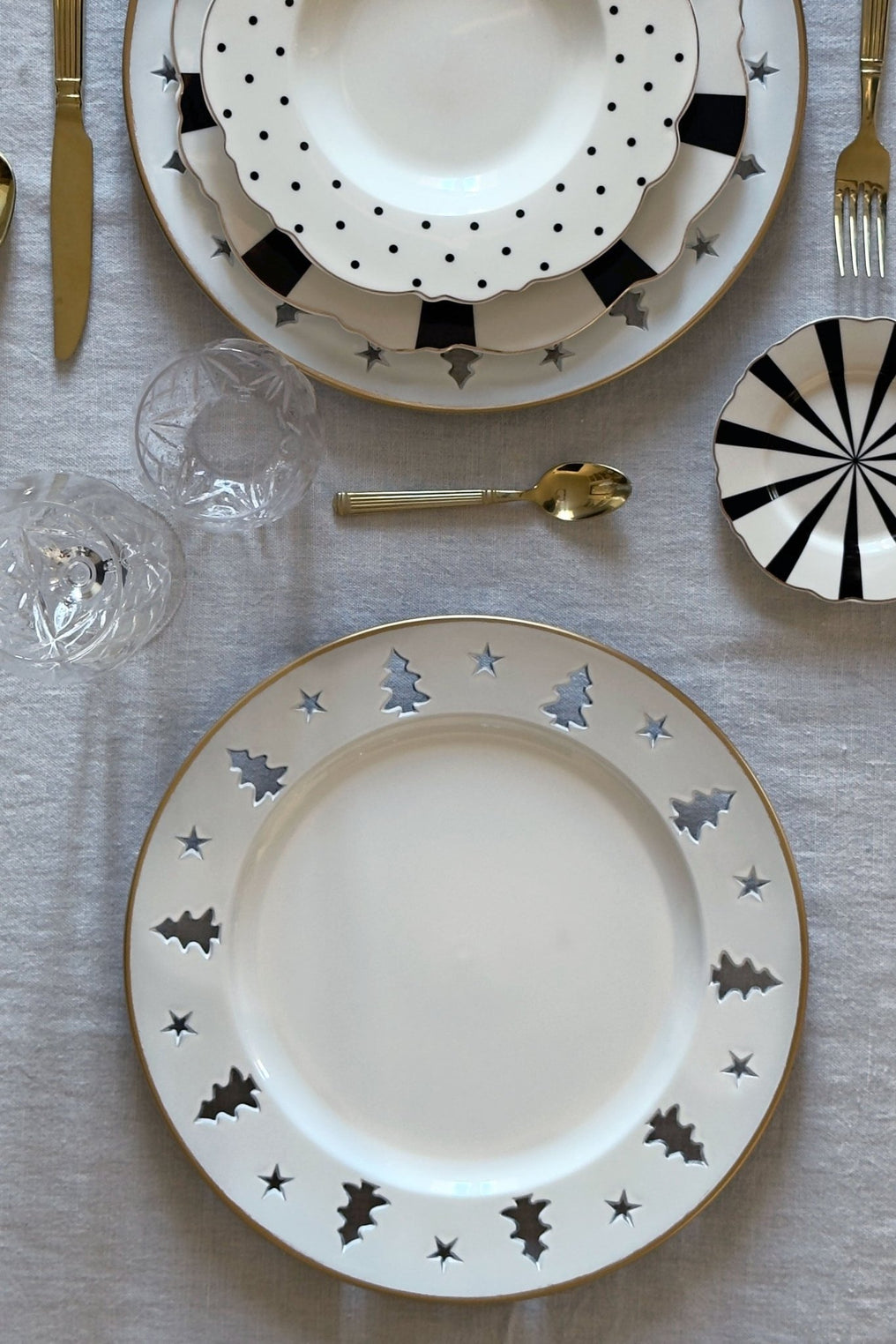 Bajoplato Blanco Con Borde Dorado Y Árboles Cristina Oria 