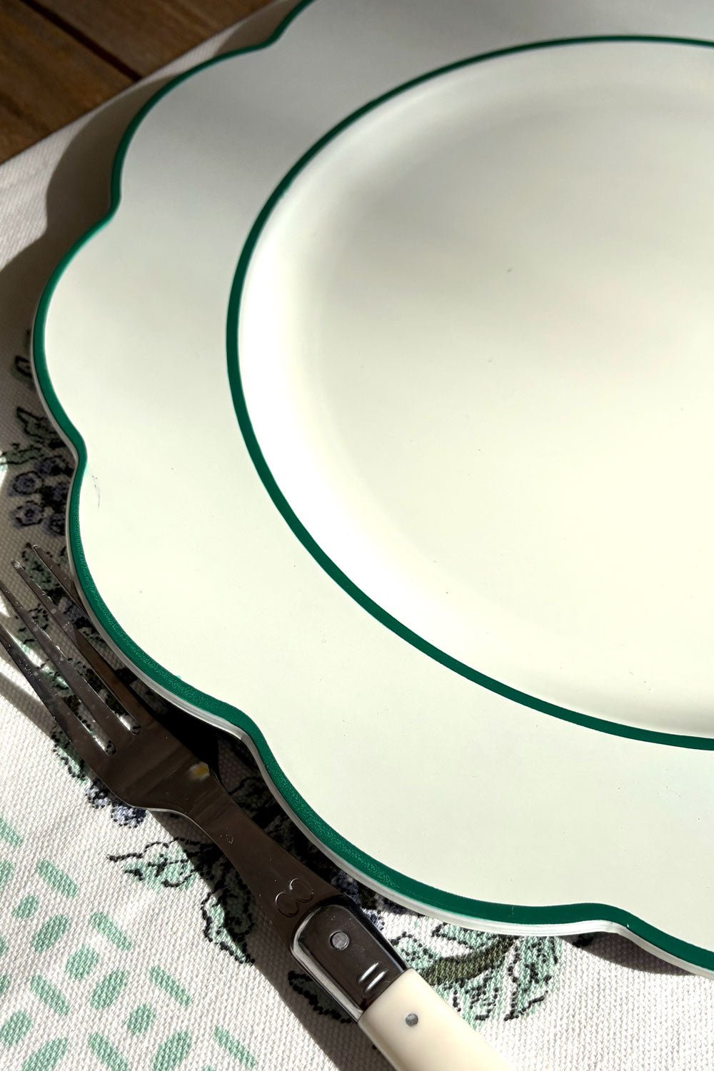 Detalle Bajoplato Blanco Con Borde Ondulado Verde Cristina Oria 