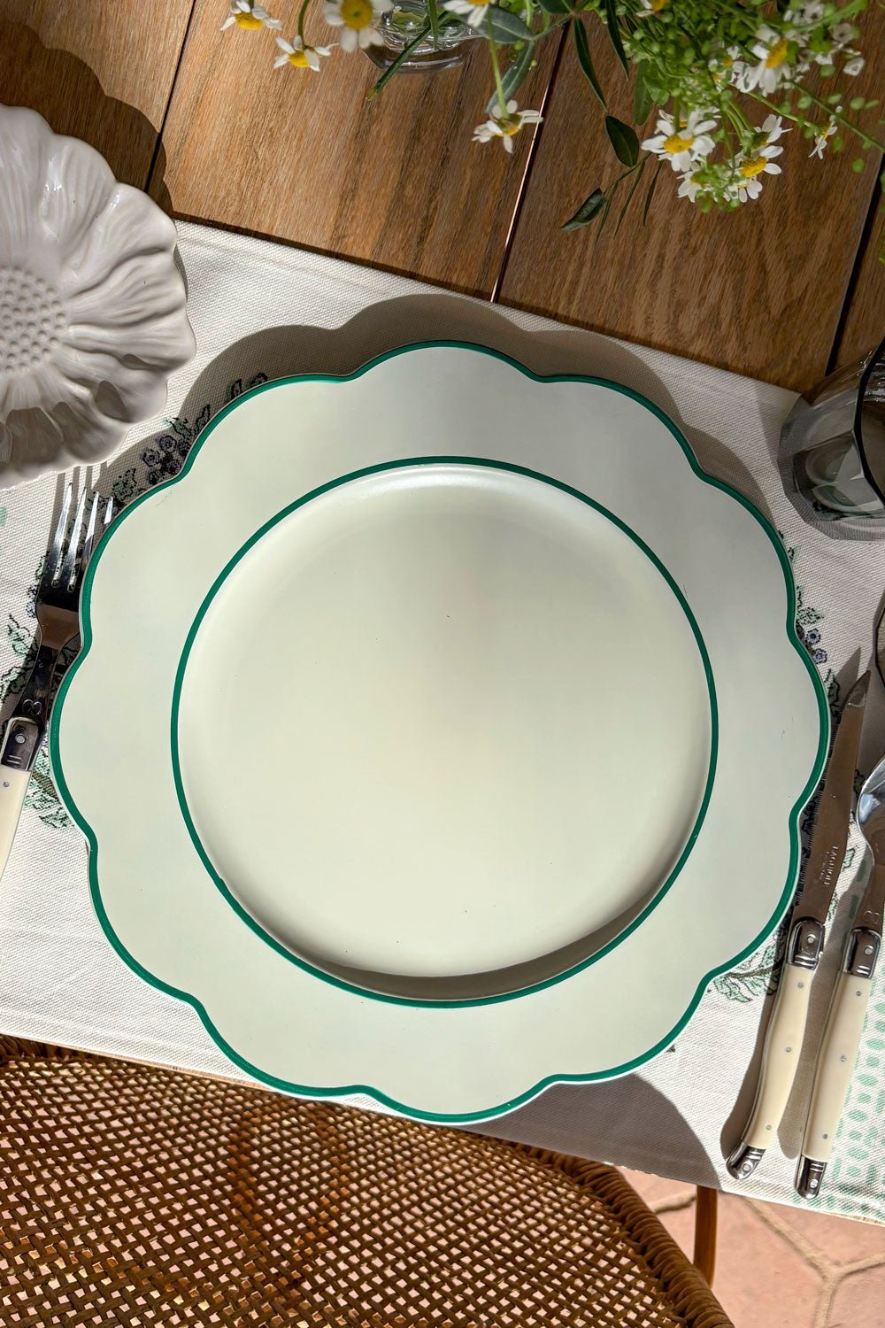 Bajoplato Blanco Con Borde Ondulado Verde Cristina Oria 