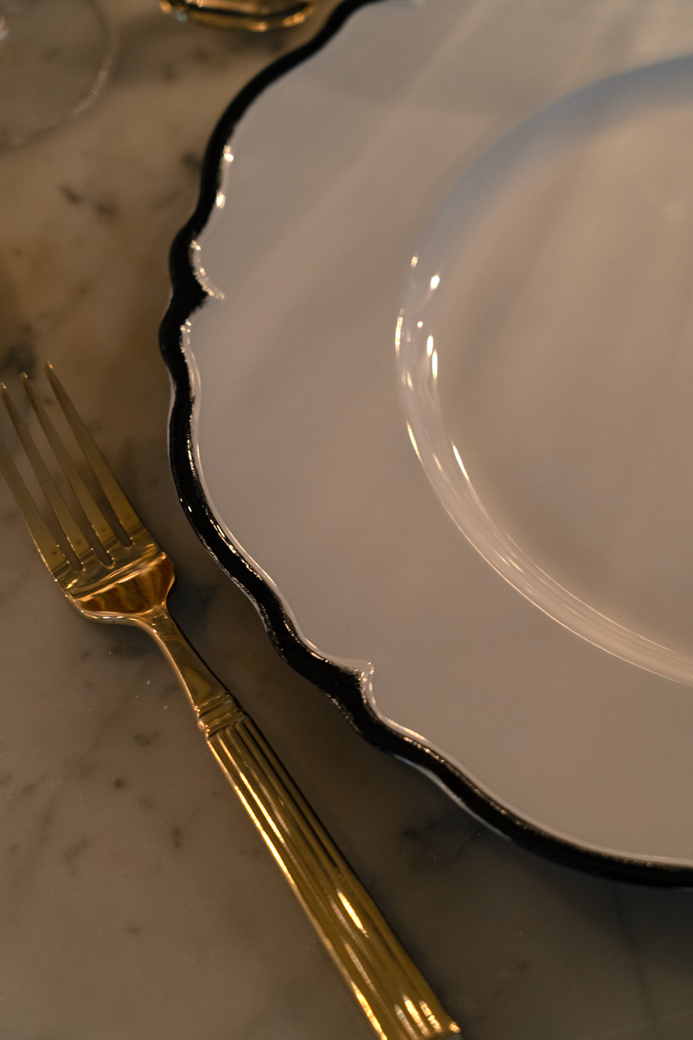 Detalle Filo Bajoplato Blanco Con Borde Negro Cristina Oria 