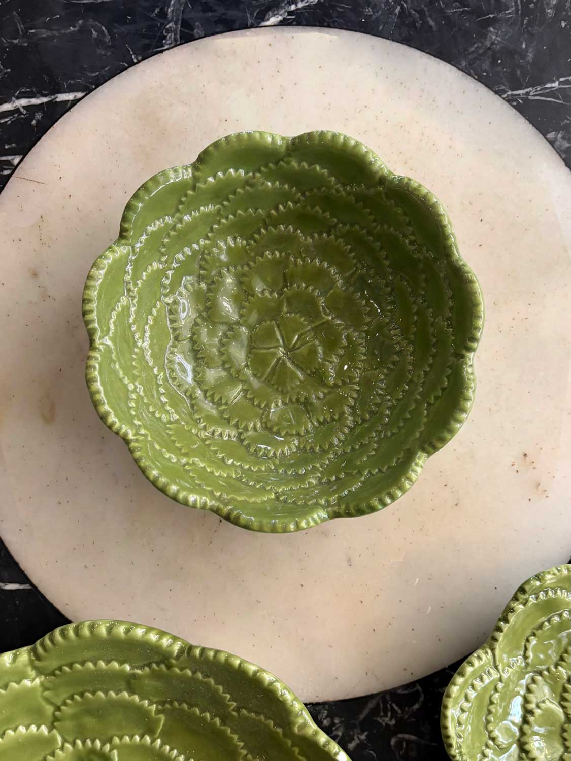 Detalle Cuenco Pequeño Flor Verde En Relieve Cristina Oria 