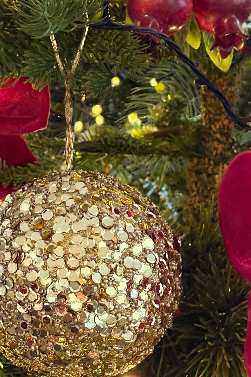 Detalle Adorno Bola De Lentejuelas Doradas Cristina Oria  