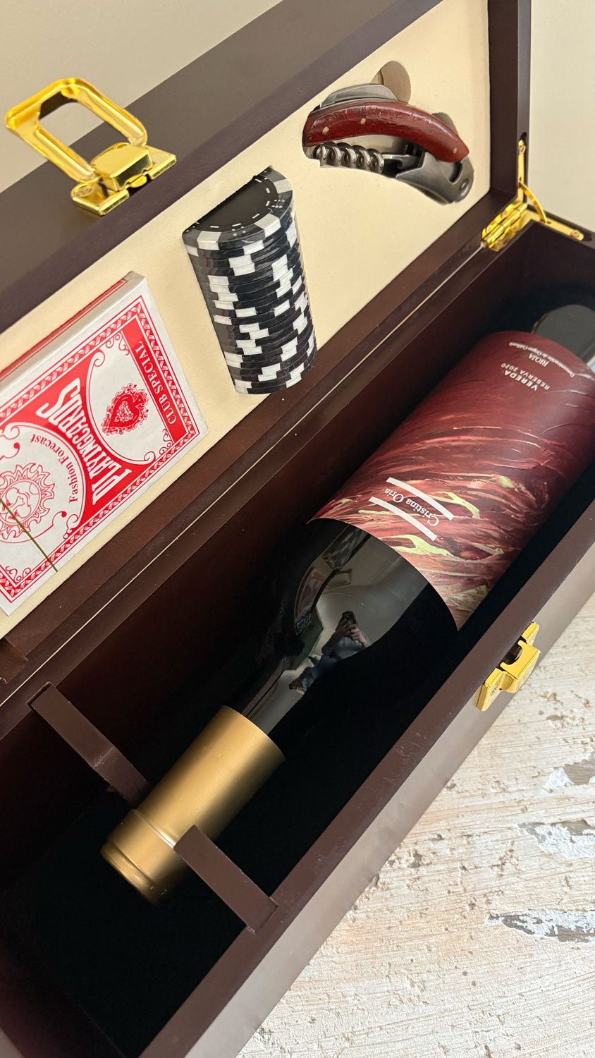 Conjunto de vinho com jogo de póquer e abridor