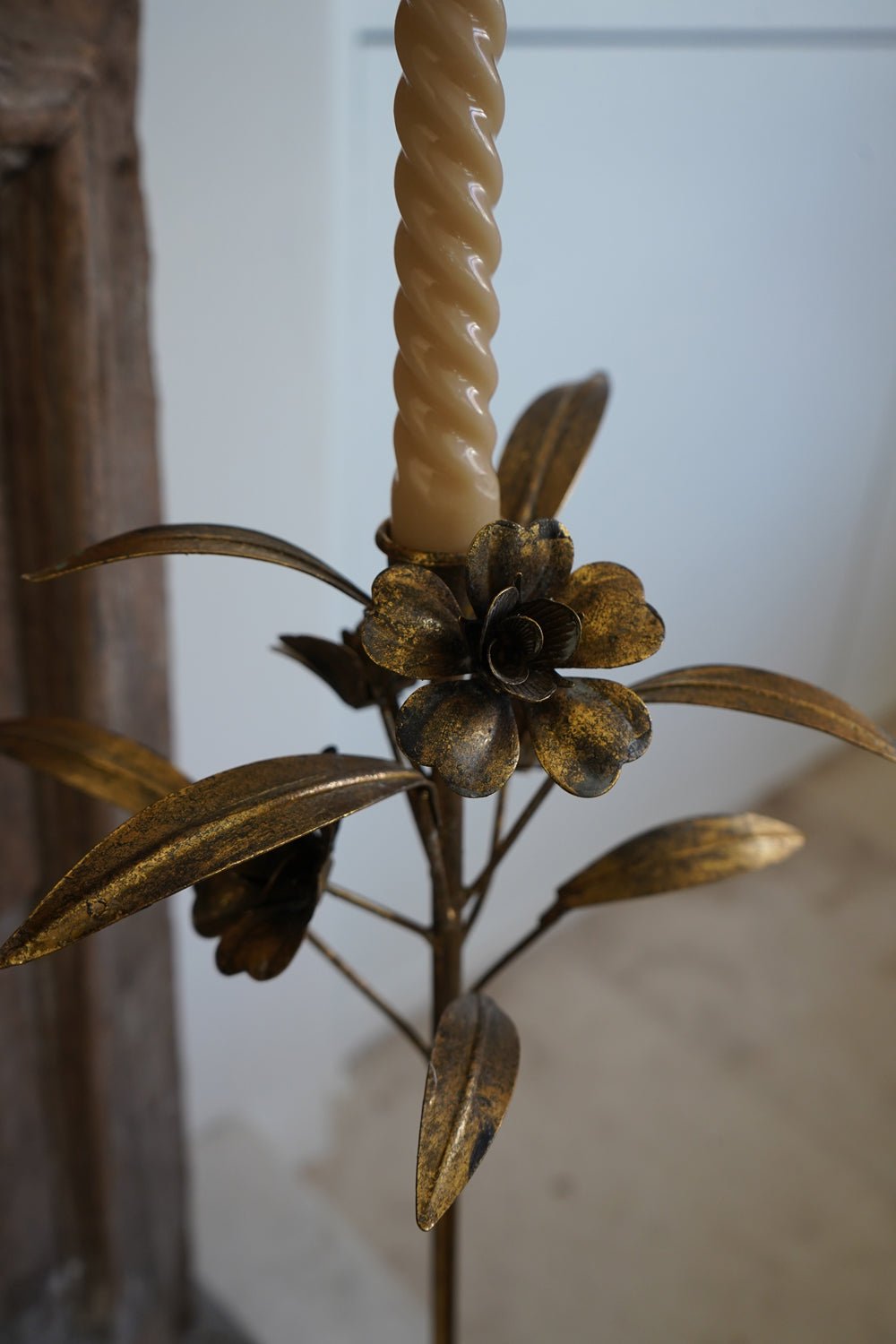 Detalle Candelabro De Metal Dorado Con Diseño De Flores Mediano Cristina Oria