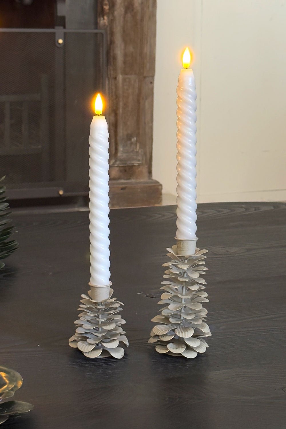Detalle Candelabro De Hierro Con Diseño De Árbol Blanco Y Dorado Alto Cristina Oria 