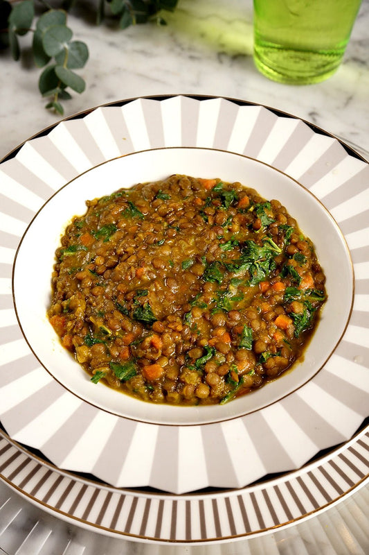 Lentilhas com legumes e caril para quatro pessoas