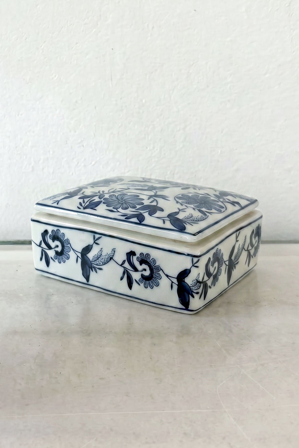 Recipiente Cuadrado Con Flores Azules Y Blancas Cristina Oria