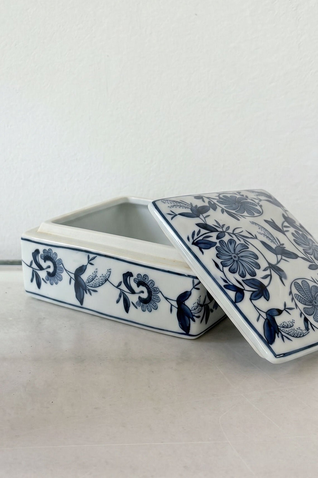 Detalles Recipiente Cuadrado Con Flores Azules Y Blancas Cristina Oria