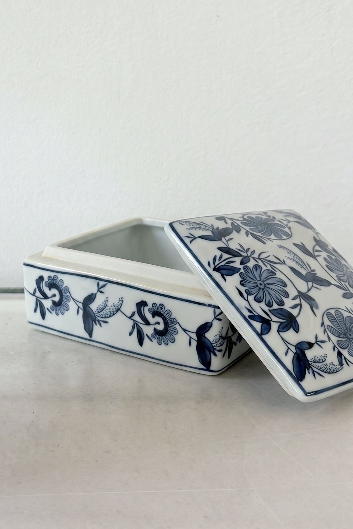 Detalles Recipiente Cuadrado Con Flores Azules Y Blancas Cristina Oria
