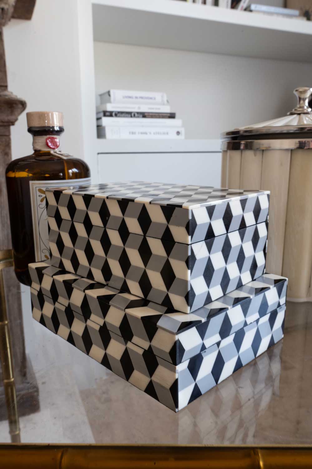 Detalle cofres de resina con diseño de cubos cristina oria