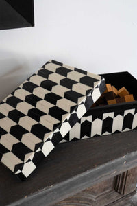 Caja Decorativa De Resina Con Diseño De Flechas Blancas Y Negras - Cristina Oria