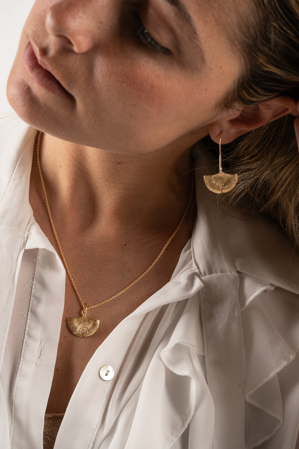 Detalle Puestos Combinación Collar & Pendientes Dorados Diseño Hoja Ginkgo Cristina Oria