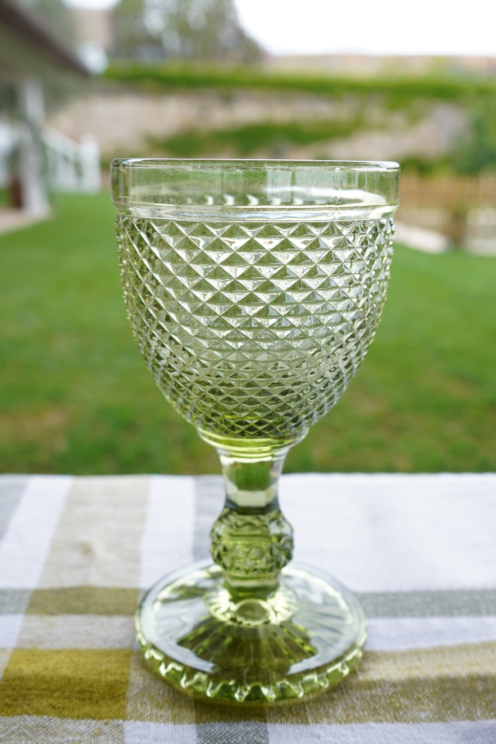 Lot 6 verres à vin en cristal vert sculpté à pointes