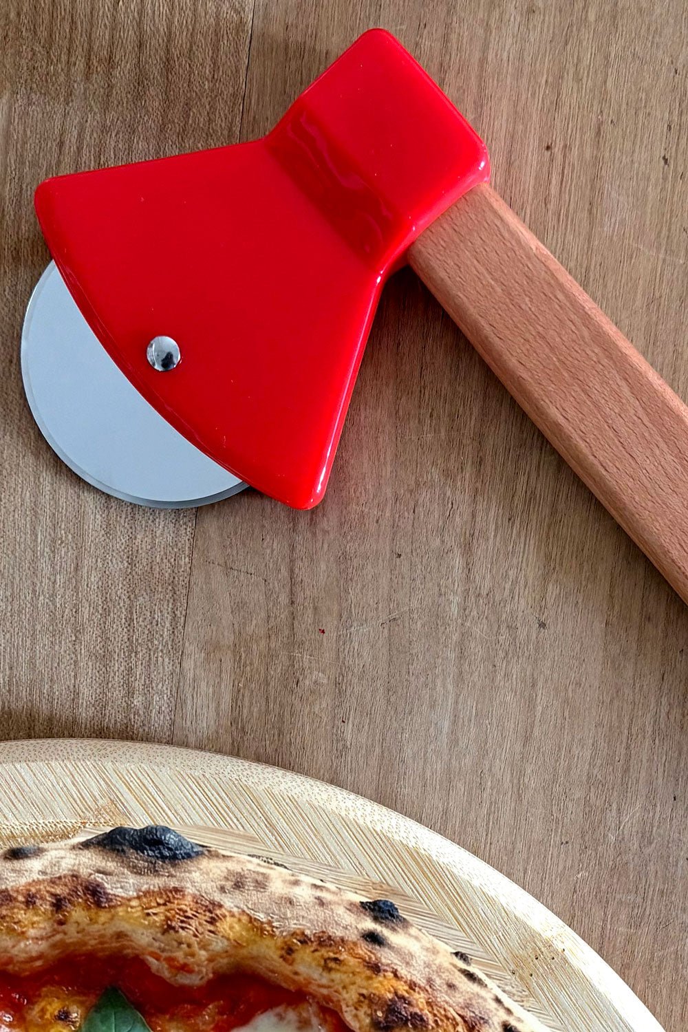 Detalle Cortador De Pizza Con Diseño De Hacha Cristina Oria 