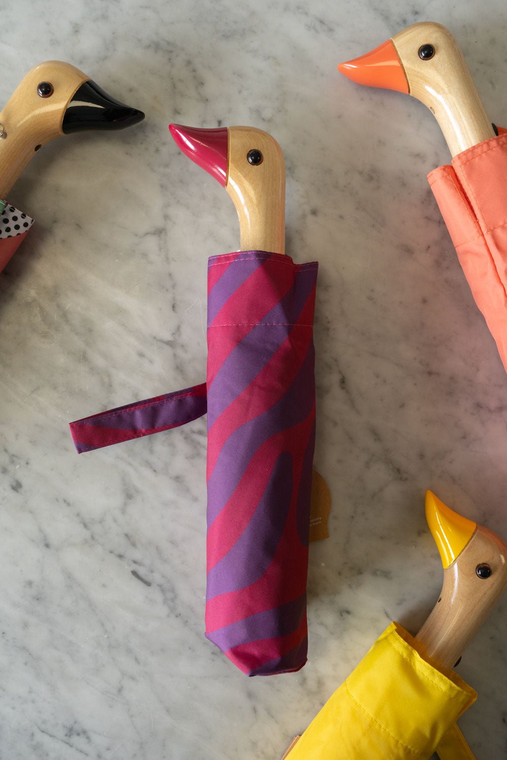 Parapluie motif abstrait rose et violet avec tête de canard