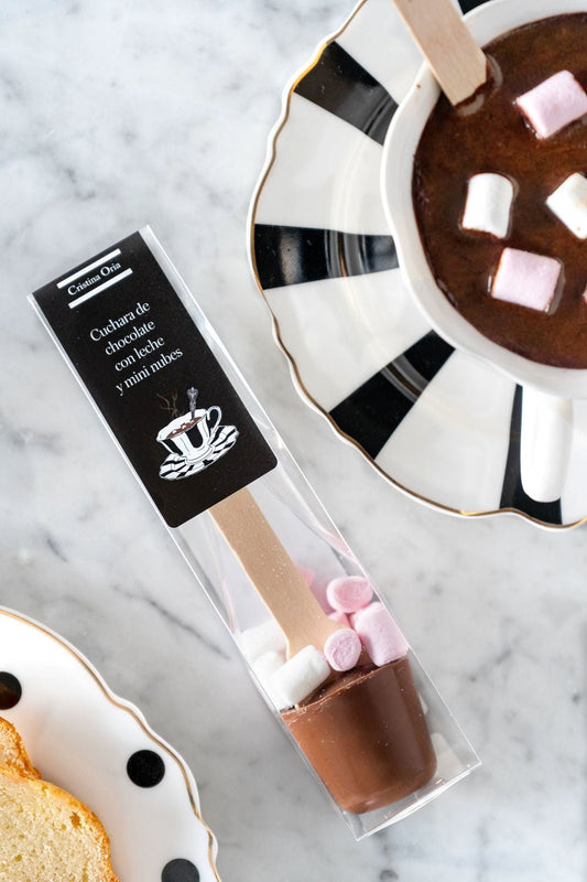 Cuchara De Chocolate Con Leche Y Mini Nubes