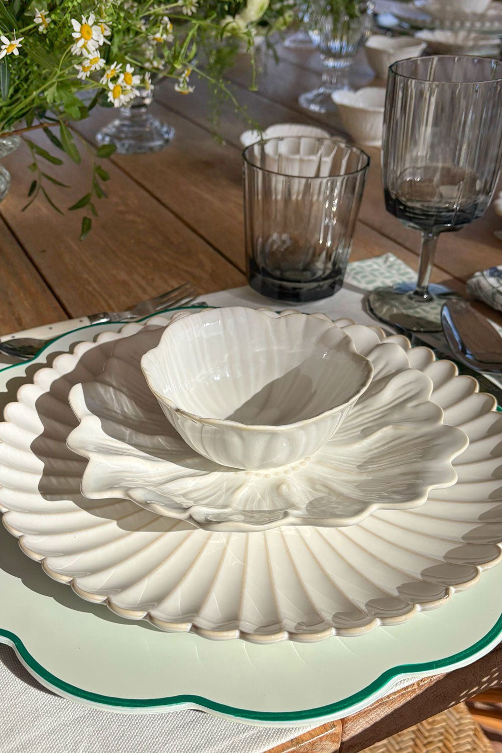 Detalle Composición Bajoplato Blanco Con Borde Ondulado Verde Cristina Oria 