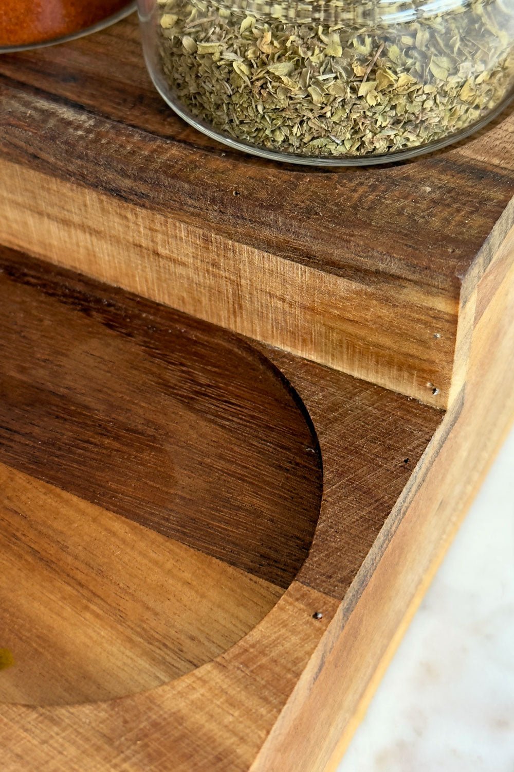 Detalle Base Especiero Escalonado De Madera De Acacia Con 9 Tarros De Cristal Cristina Oria 
