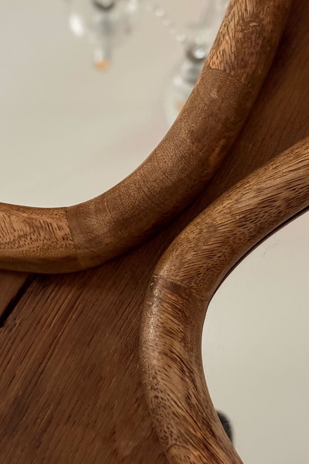 Detalle Espejo Redondeado Con Marco De Madera Cristina Oria 