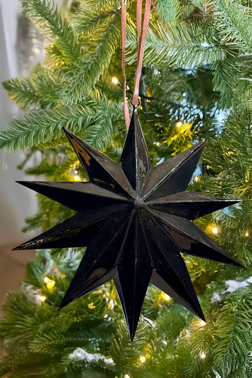 Adorno Estrella Metálica Negra Mediana