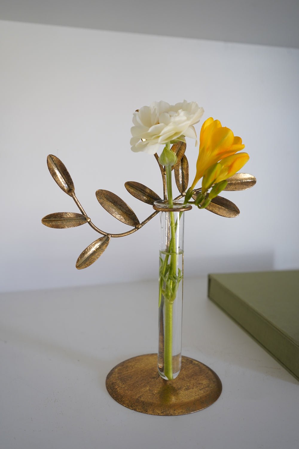 Florero De Metal Dorado Con Diseño De Planta Cristina Oria