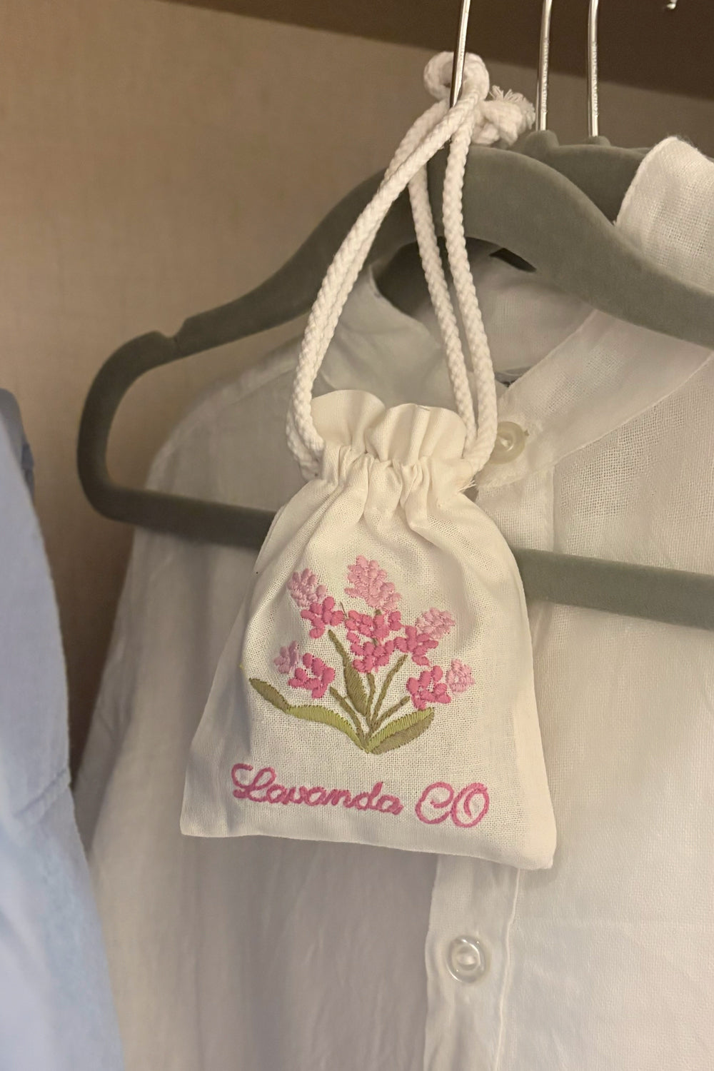 Detalle Armario Bolsa Con Aroma A Lavanda De Algodón Bordada Cristina Oria 