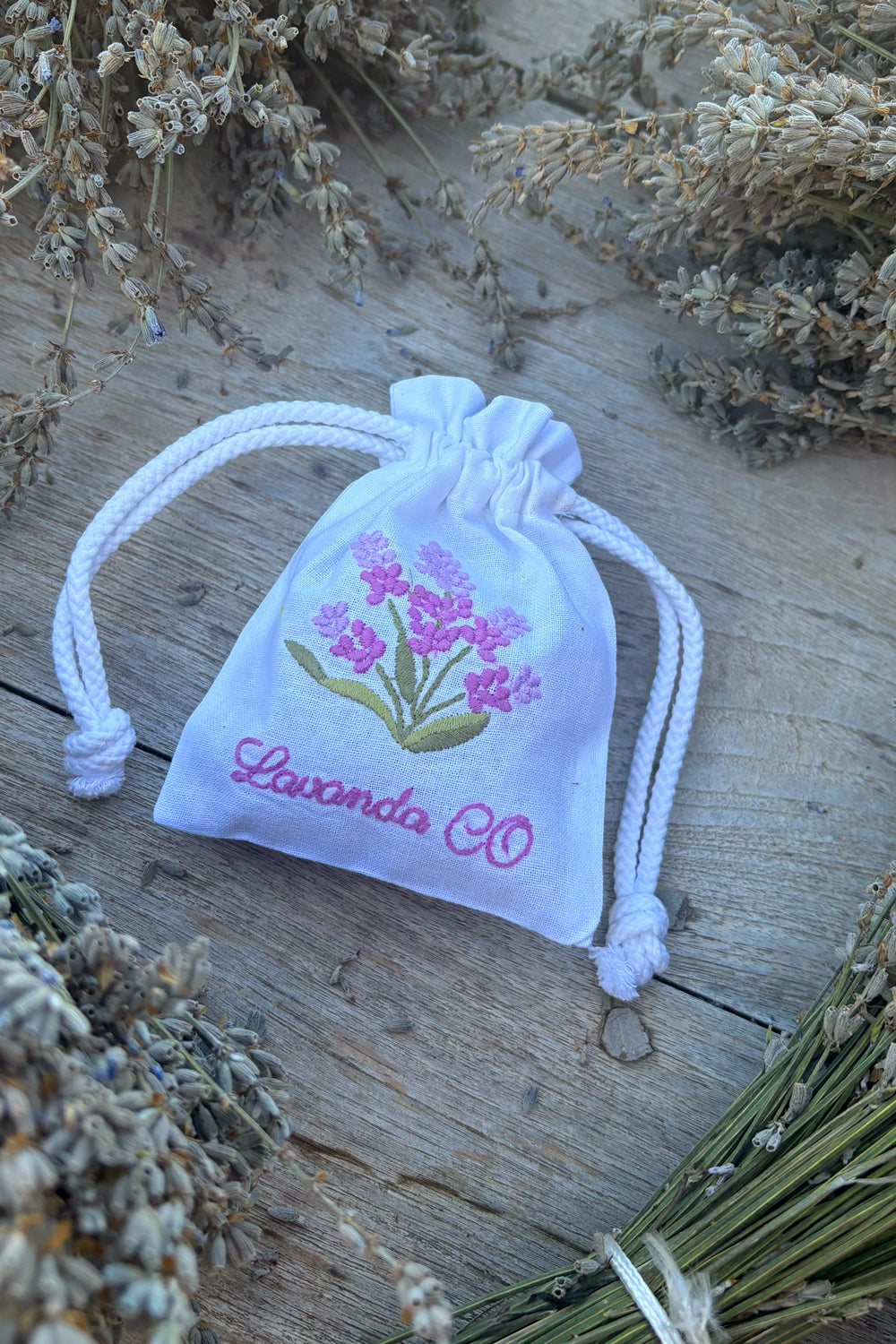 Detalle Bolsa Con Aroma A Lavanda De Algodón Bordada Cristina Oria 