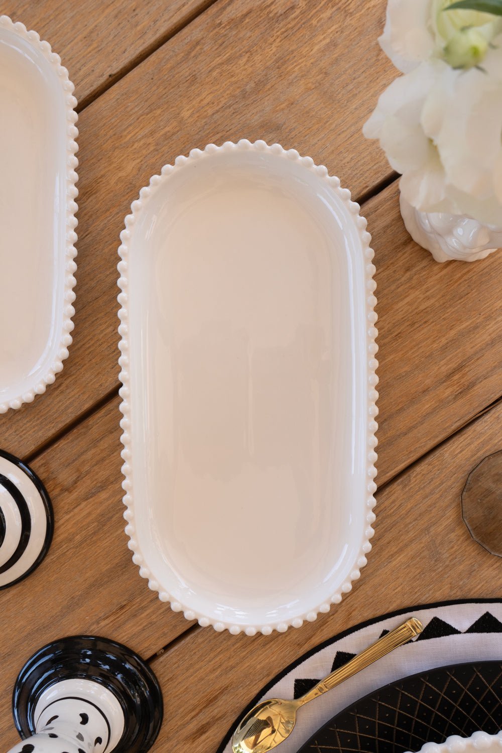 Detalle Bandeja Grande De Porcelana Diseño Bolitas Cristina Oria