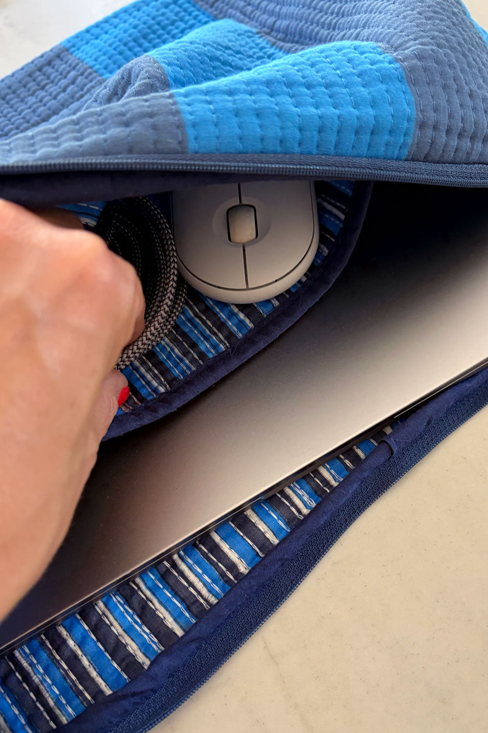 Bolsillo Detalles Funda Para Portátil Rayas Azul Oscuro & Azul Claro Cristina Oria