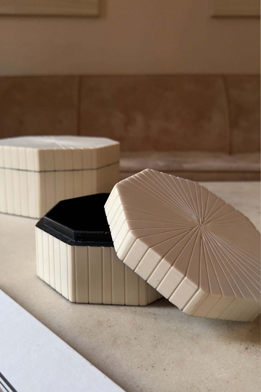 Caixa decorativa hexagonal grande em resina branca