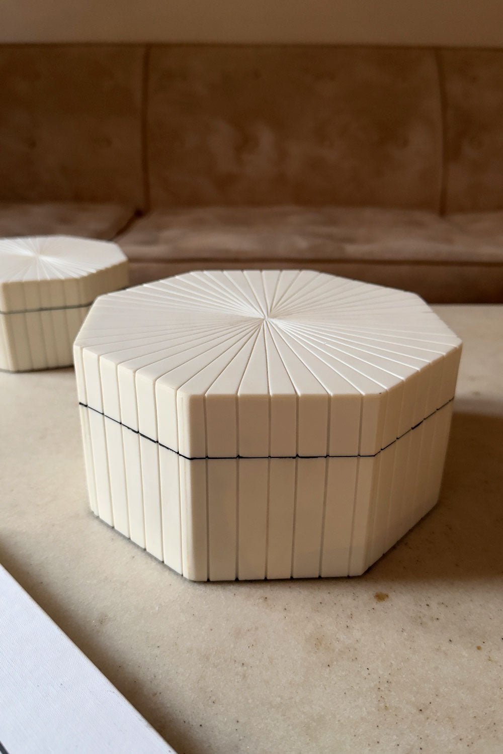 Caixa decorativa hexagonal grande em resina branca