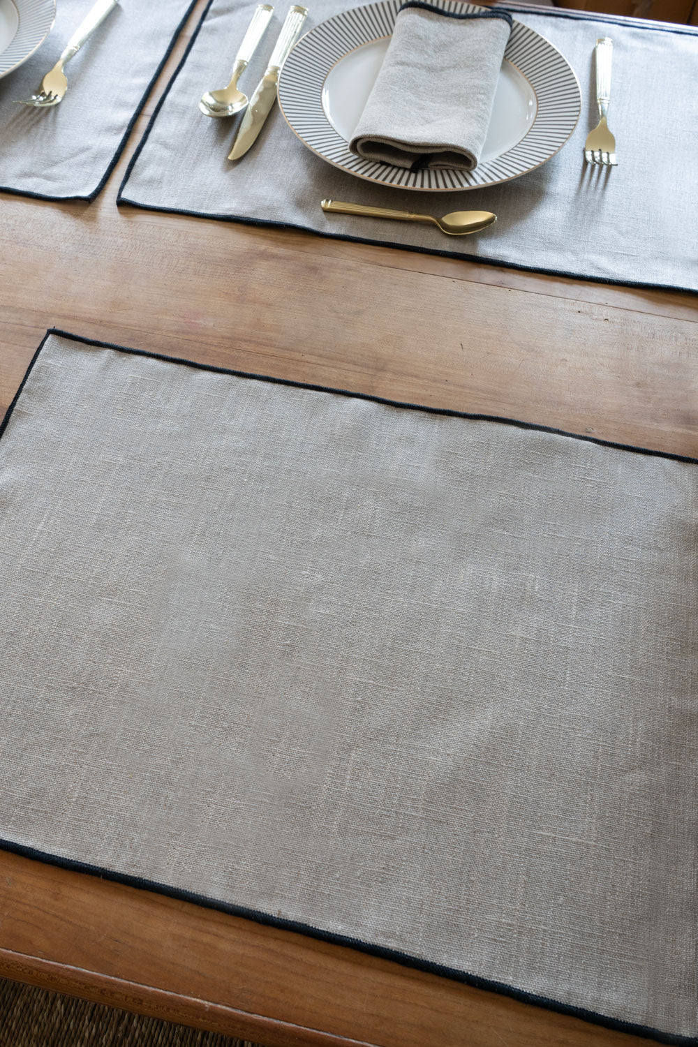 Beige wasserdichtes Leinen-Tischset mit schwarzem Rand | Textil