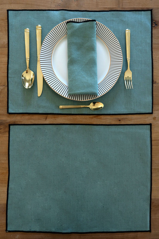 Set de table en lin enduit vert d’eau avec bord noir