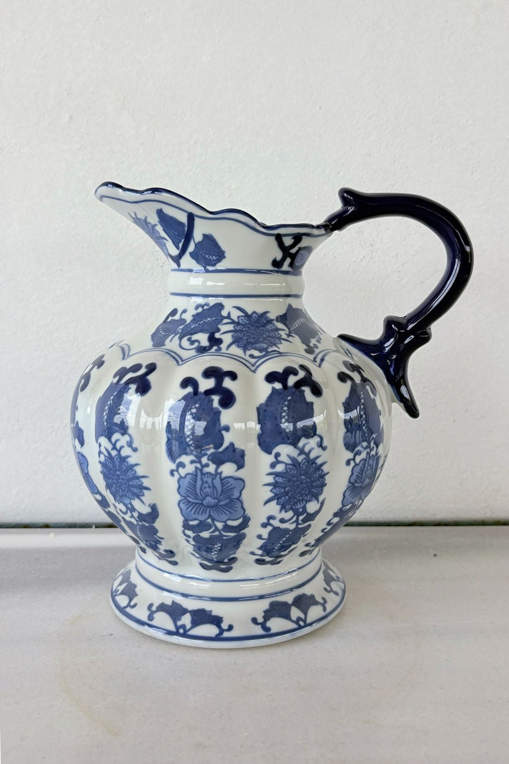 Jarra De Porcelana Azul Y Blanca Cristina Oria